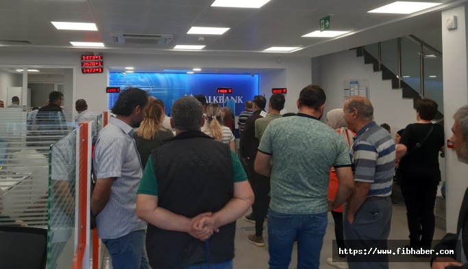 Nevşehir'de vatandaşlar TOKİ Başvurusu için soluğu bankada aldı