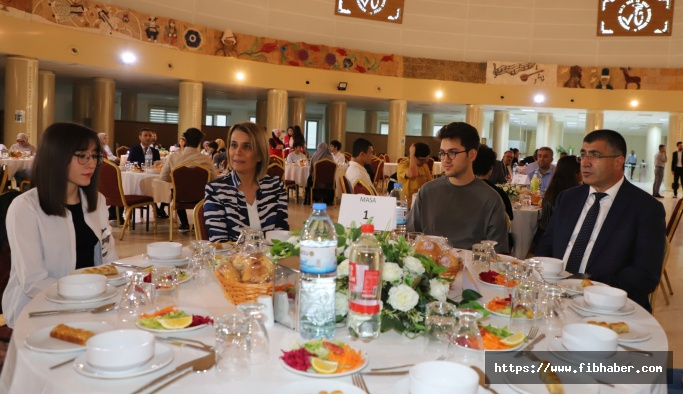 Nevşehir'de YKS'de ilk 10 bine giren öğrenciler ödüllendirildi