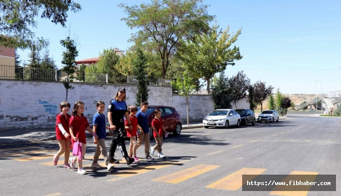 Nevşehir Polisinden, çocuklara yaya geçidi kullanma eğitimi