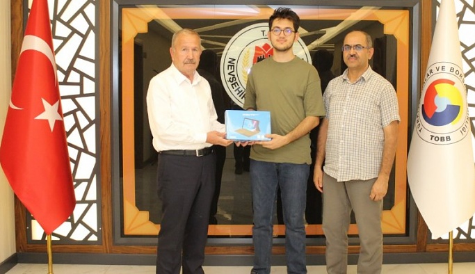 Salaş, YKS'de dereceye giren Nevşehirli öğrenciyi tebrik etti