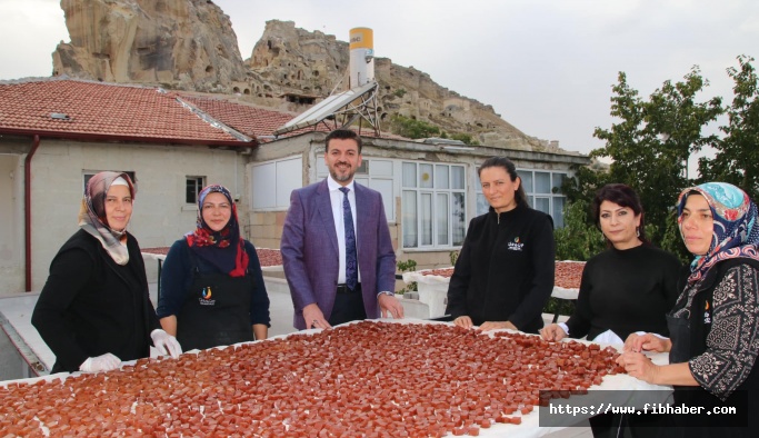 Başkan Aktürk, Ürgüp'te üzüm çiğnedi, köftür yaptı