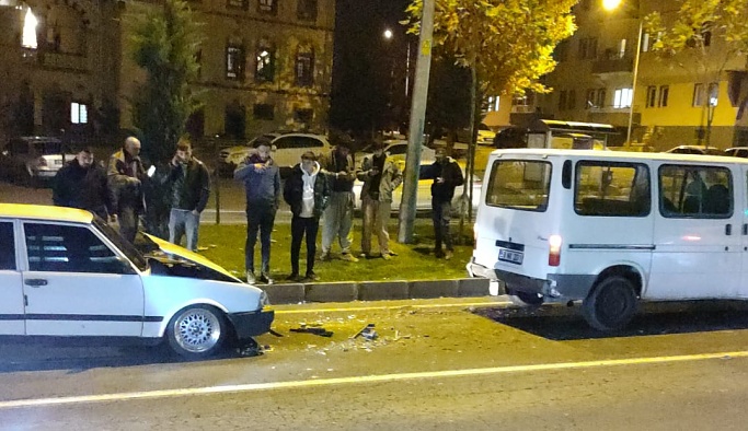 Nevşehir'de minibüs ile otomobil çarpıştı