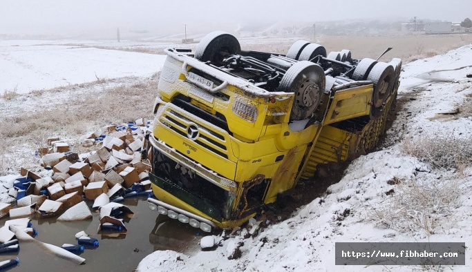 Nevşehir'de kontrolden çıkan kamyon karlı yolda devrildi
