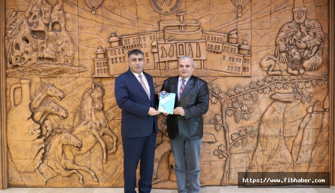 NEVÜ-FEF Öğretim Üyesi Durbilmez, Rektör Aktekin’e Yayınlanan Yeni Kitabını Hediye Etti