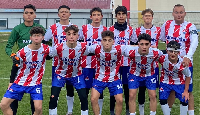 Bahçeşehir Koleji Lise Futbol Takımı Dolu Dizgin gidiyor...