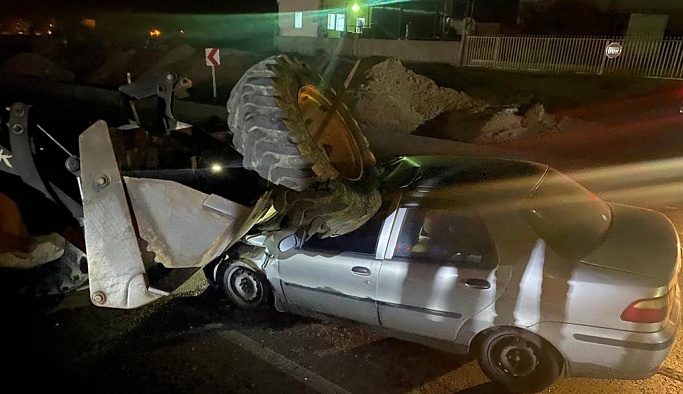 Nevşehir'de feci kaza! Kepçe ile çarpışan otomobil hurdaya döndü