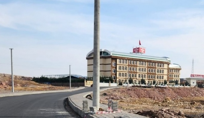 Nevşehir'de kaldırıma dikilen elektrik direkleri tepki çekti