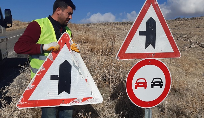 Nevşehir Köy Yollarındaki Trafik İşaret ve Levhaları Yenilendi.
