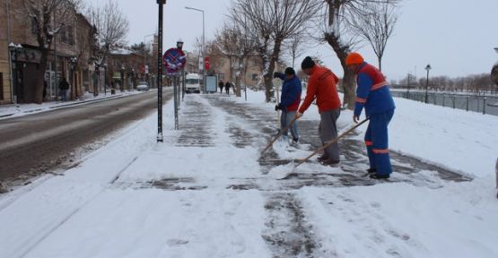 Avanos Belediye Ekipleri Yol ve Kaldırımlarda Kar Temizliği Yapıyor