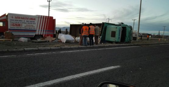 Nevşehir'de refüje çarpan kamyon devrildi: 1 Yaralı