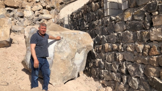 Nevşehir Alacaşar köyünde tehlike oluşturan dev kaya düşürüldü